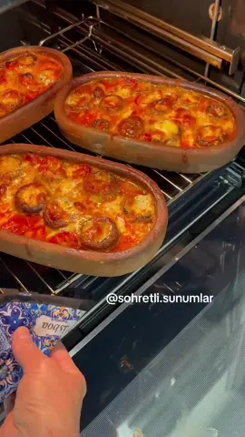 Kiremitte Kaşarlı Mantar  📝İçindekiler  4 kişilik uzun kremit için  400 gr beyaz kültür mantarı  500 gr Çeri domates  yarım çay bardağı zeytinyagı  1 tatlı kaşığı tuz  1  tatlı kaşığı kekik  Yarım tatlı kaşığı kırmızı toz biber  Yarım tatlı kaşığı karabiber Yarım tatlı kaşığı kimyon  Yarım tatlı kaşığı pulbiber  Dört diş sarımsak  Üzerine eklemek için tereyağı  Bol kaşar rendesi  📝Sosu için : 1 yemek kaşığı karışık salça  2 subardağı sıcak su  1 çay kaşığı tuz  ♨️ Hazırlanışı: Öncelikle mantarlarımızı yıkayalım kurulayalım sap kısımlarını çıkaralım geniş bir kaseye zeytinyağını ,sarımsağı ,tuzu ve baharatları,ekleyelim karıştıralım .Üzerine mantarları ilave edelim elimizle harmanlayalım sosu mantarlara  yedirelim güveçlere eşit miktarda dizelim üzerlerine ortadan ikiye kestiğimiz çeri domatesleri eşit miktarda ,ekleyelim daha sonra üzerlerine ,küçük iki parça tereyağı ekleyelim önceden ısıtılmış 200 dereceli alt ,üst ayardaki fırına pişmeye bırakalım 30 dakika pişirelim fırından çıkaralım salça ve sıcak  suyu karıştıralım güveçlerin üzerine gezdirelim üzerine bol kaşar peyniri rendesi ekleyelim tekrar fırına verelim kaşarlar kızardıktan sonra fırından çıkaralım sıcak ,sıcak servis yapalım afiyet olsun şimdiden.#pratiktarifler #yemekvideolari #diyettarifler #evyemekleri #organicfood #tiktokviral #güveçyemekleri #mantarlıyemekler #fırınyemekleri 