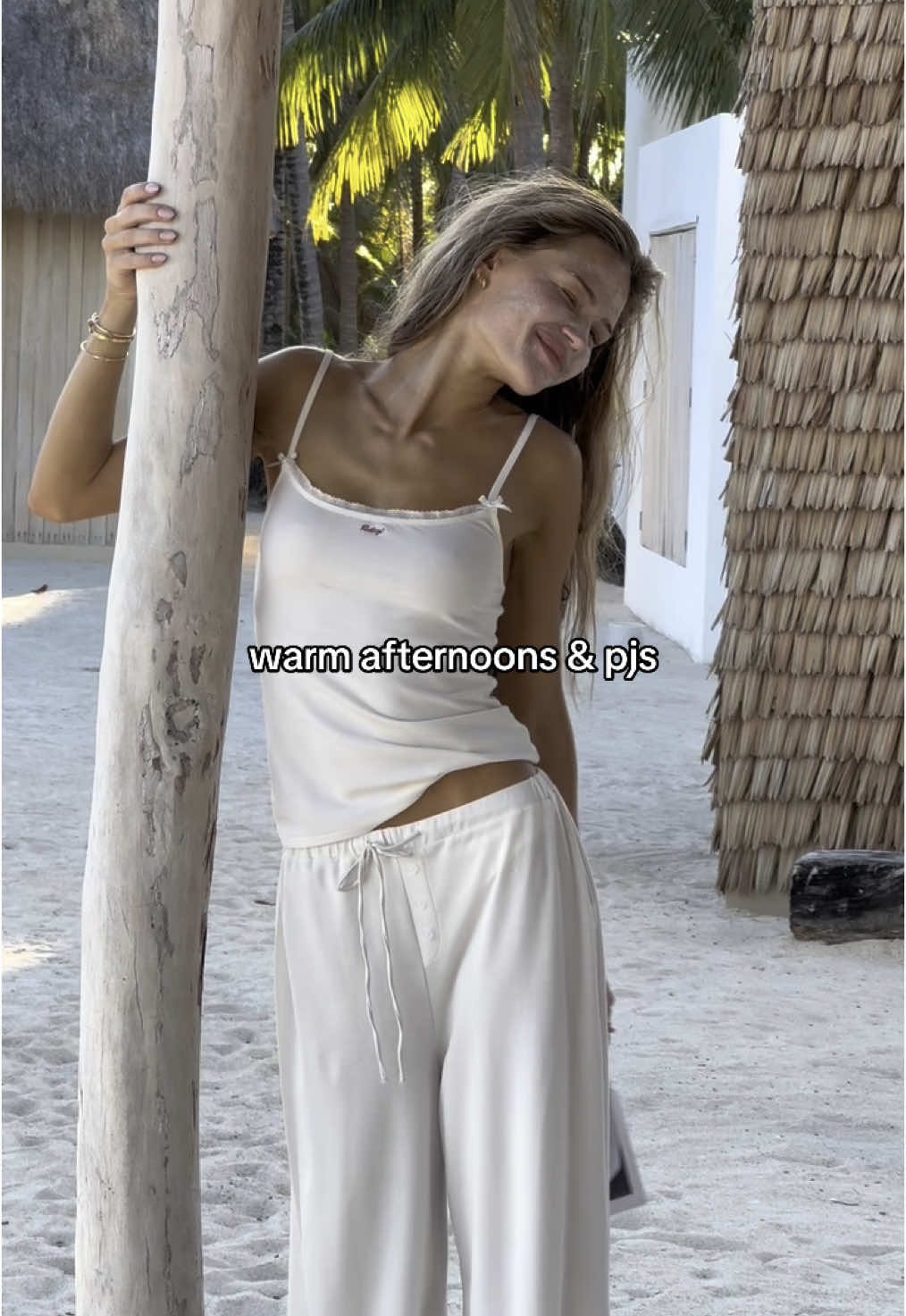 A ray of sunshine on set. Shop our Hanna Schönberg collection online and in store now. 💫 #sun #pjs #sleepset #white #beach 