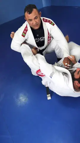 2.	Toe Hold (chave do dedão) 	•	Alavanca o pé dobrando-o para trás em direção à panturrilha. 	•	Ataca o tornozelo e o pé ao mesmo tempo.
