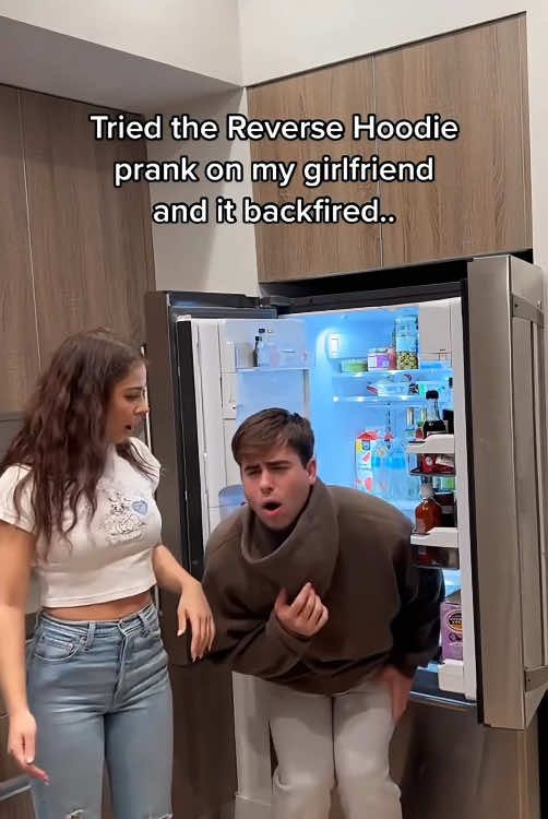 Reverse hoodie prank 👀😂👀#scare #scared #scareprank #prank #fun #funny #virral #trending #fyp #foryoupage 
