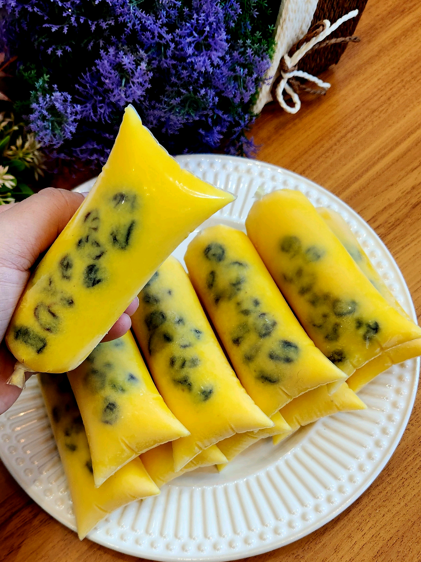 Geladinho assim você nunca viu 😱😍  hoje os produtos @Fab! brilharam por aqui 💖🥰 ingredientes: 5 colheres de sopa de leite em pó 1 xícara de açúcar 2 colheres de sopa de pó para sorvete sabor creme 1 colher de sopa de liga neutra 1 litro de leite integral Essência sabor rum FAB! Uvas passas (10 unidades por saquinho) #dindingourmet #geladinhogourmet #chupchupgourmet #receitasimples 