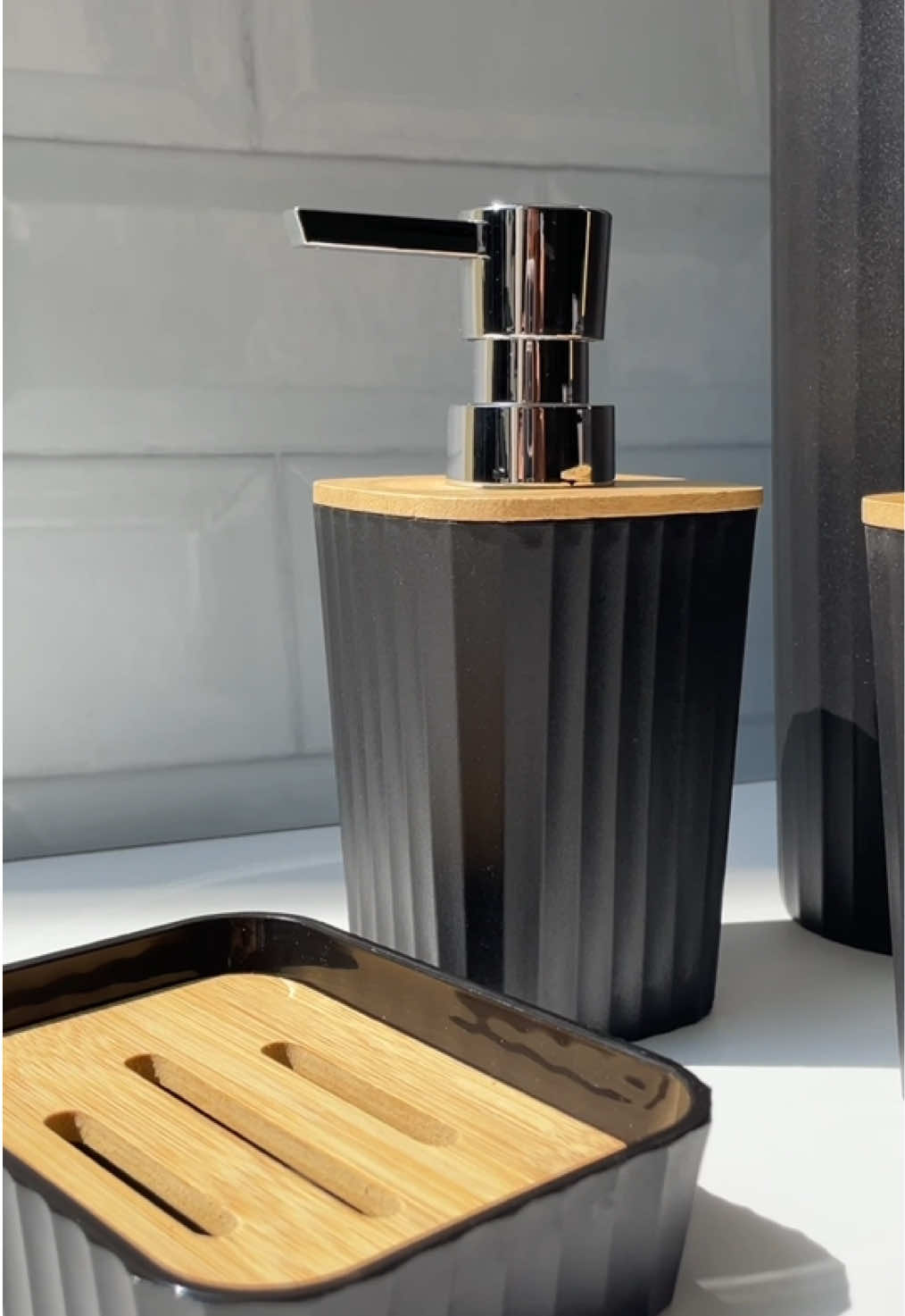 Dale un toque moderno y funcional a tu baño con este set de accesorios de 6 piezas 🧴🛁 Todo lo que necesitas para mantener el orden y sumar estilo: porta cepillo, jabonera, dispensador y más 😍 Diseño cuadrado, elegante y súper combinable con cualquier espacio ✨ . . #inspirainhome #bathroommakeover #peru #fyp #decoraciondeinteriores #homehacks #paratii #bamboo #bathroommakeover 