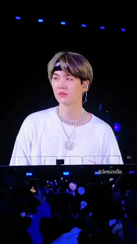 Yoongi incendiando o público com sua fofura e o pedido para fazer barulho. O público atende, é claro 😊 #yoongi #suga #fofo#pedindobarulho#públicointeragindo#maravilhoso #leniarmy💜❤️⚘️🇧🇷 
