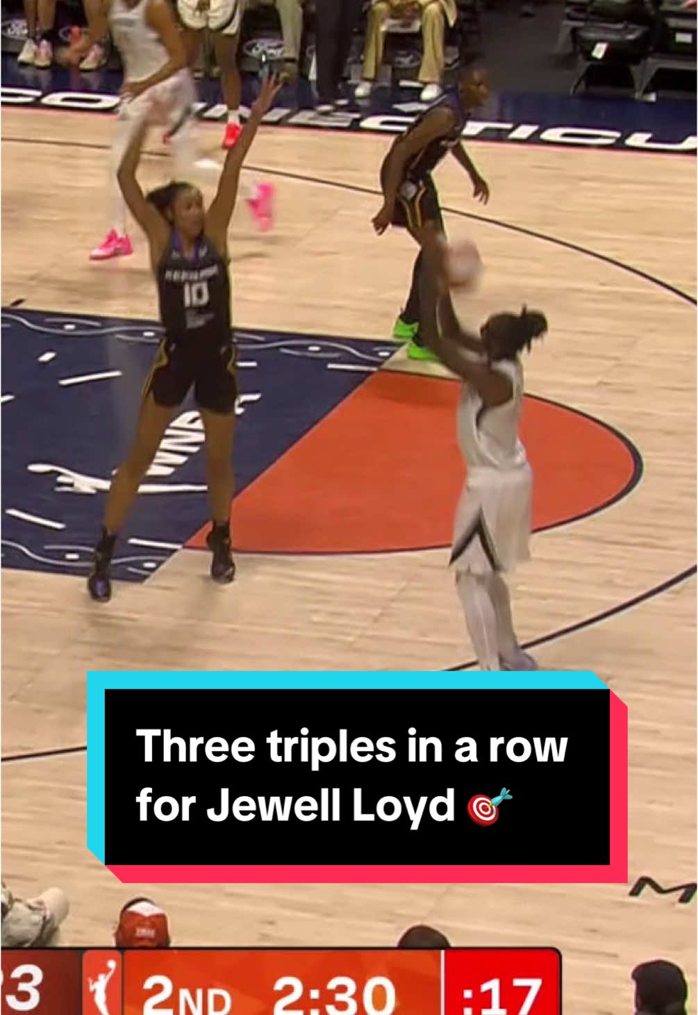Back to back to BACK triples for Jewell Loyd 🎯 She drills 4 from beyond the arc in the 1st half and has 14 PTS! #WNBA #jewellloyd
