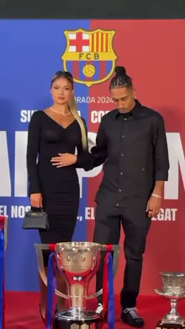Raphinha avec sa petite amie devant les titres gagnés par le Barça #lamineyamal #raphinha #barça #barcelona #españa #españa🇪🇸 #football #foryoupage #foryou #fyp #fypシ #pourtoi 