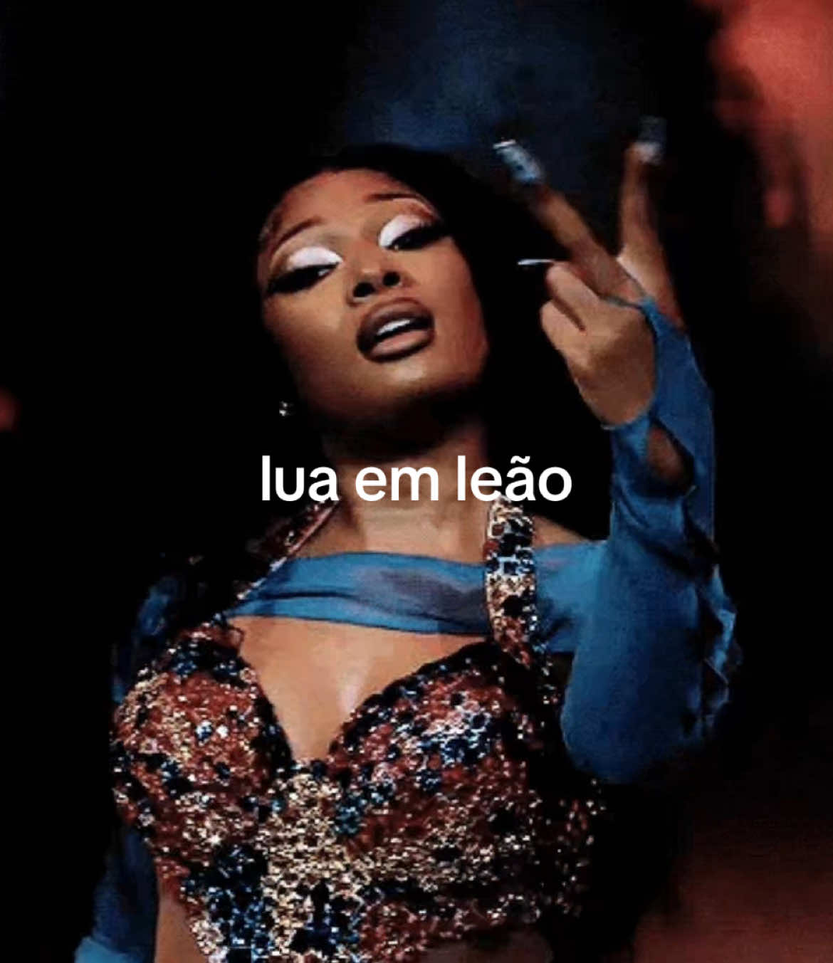 A lua em leão, no mapa astral, reflete uma natureza emocional calorosa, dramática e expressiva, com um forte desejo de reconhecimento e admiração. As pessoas com lua em leão buscam o centro das atenções, são generosas, criativas e valorizam a autoexpressão, mas também podem ser orgulhosas e exigentes de atenção. Famosos com lua em leão: Paris Hilton, Megan Fox, Lana Del Rey, Louis Tomlinson, Megan Thee Stallion, Amanda Seyfried, Lily Collins, Chace Crawford.