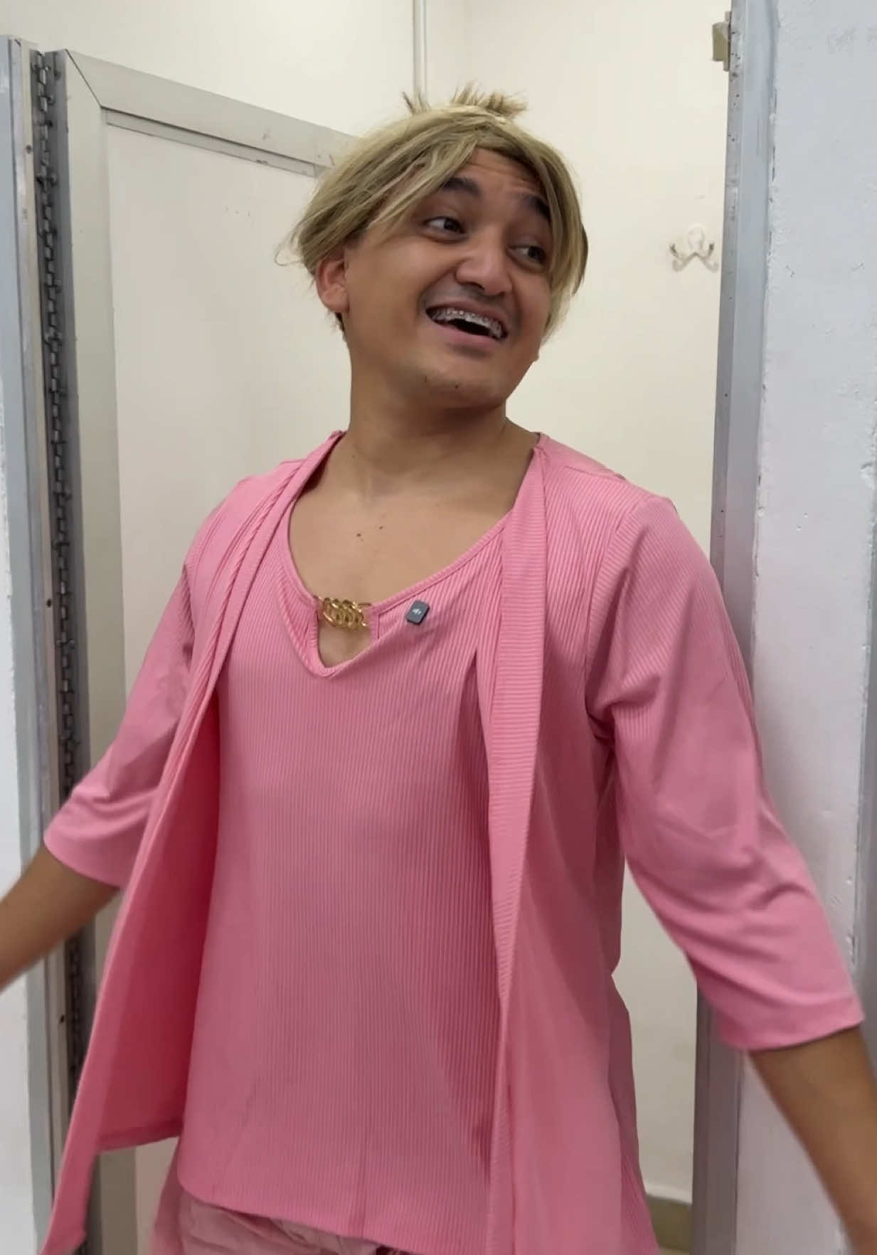 Ahora @AlmacenesBombaSV frente al parque central de Sonsonate se innova para todos ustedes, ofreciéndoles de todo!!! Cosas para el hogar, cosas personales, juguestes, ropa, maquillaje etc.  Y lo mejor que a un buen precio todo.  #paratii #viralvideos #tiktokviral #fouryou #flypシ #parati #elsalvador #humor #comedia #viralvideotiktok 