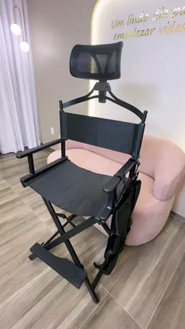 Minha cadeira de diretora chegou e já virou xodó por aqui! É perfeita pra levar nos atendimentos externos, makes de noivas ou quando a cliente precisa se maquiar sentada (pra não atrapalhar o cabelo).  👉🏻Deixei o link nos stories pra quem quiser conferir! É daquelas compras que a gente ama e indica sem medo!  #dicademaquiadora #cadeiradiretor #vidademaquiadora #maquiadoraprofissional 