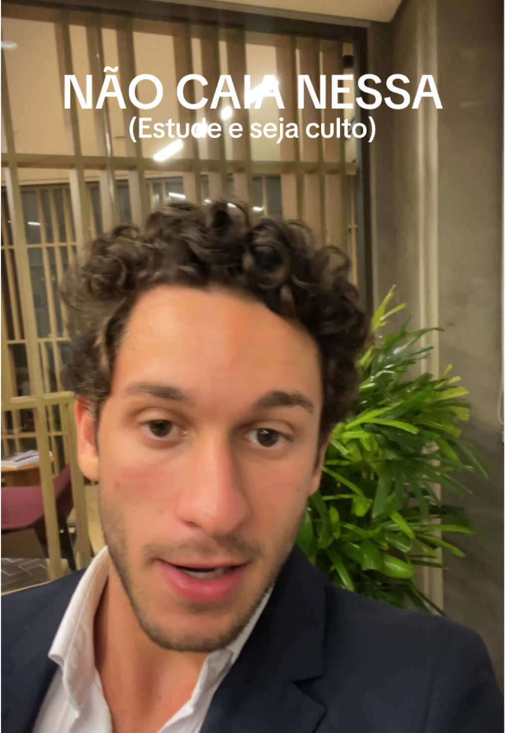 Nada abrirá tantas portas quanto o conhecimento.   Dedicar tempo estudando, se desenvolvendo, lendo artigos, aprendendo novos instrumentos, línguas, repertório e cultura, de forma geral, te fará uma pessoa muito mais confiante e sociável.  O passar por algo, mesmo que rápido, e saber do que se trata, o estar em uma roda de conversa e ter o prazer de poder acompanhar e pontuar em assuntos aleatórias, mas não superficiais, o ter como agregar. Essas sensações você só colherá ao ser culto, ao se desenvolver.  Por uma questão de trabalho, certamente será importante definir uma área do conhecimento para ser “especialista”, mas isso não impede de estudar outras coisas para adquirir repertório.  A vida só será plena se adquirir conhecimento. Então não caia nessa falácia de pular o estudo pelo “acúmulo de capital”, principalmente se você já tem (e você provavelmente fará mais, se estudar mais).  ##mercadofinanceiro #carreira #fgv #linksb #insper #ibmec #usp #puc #inteli #fyp 