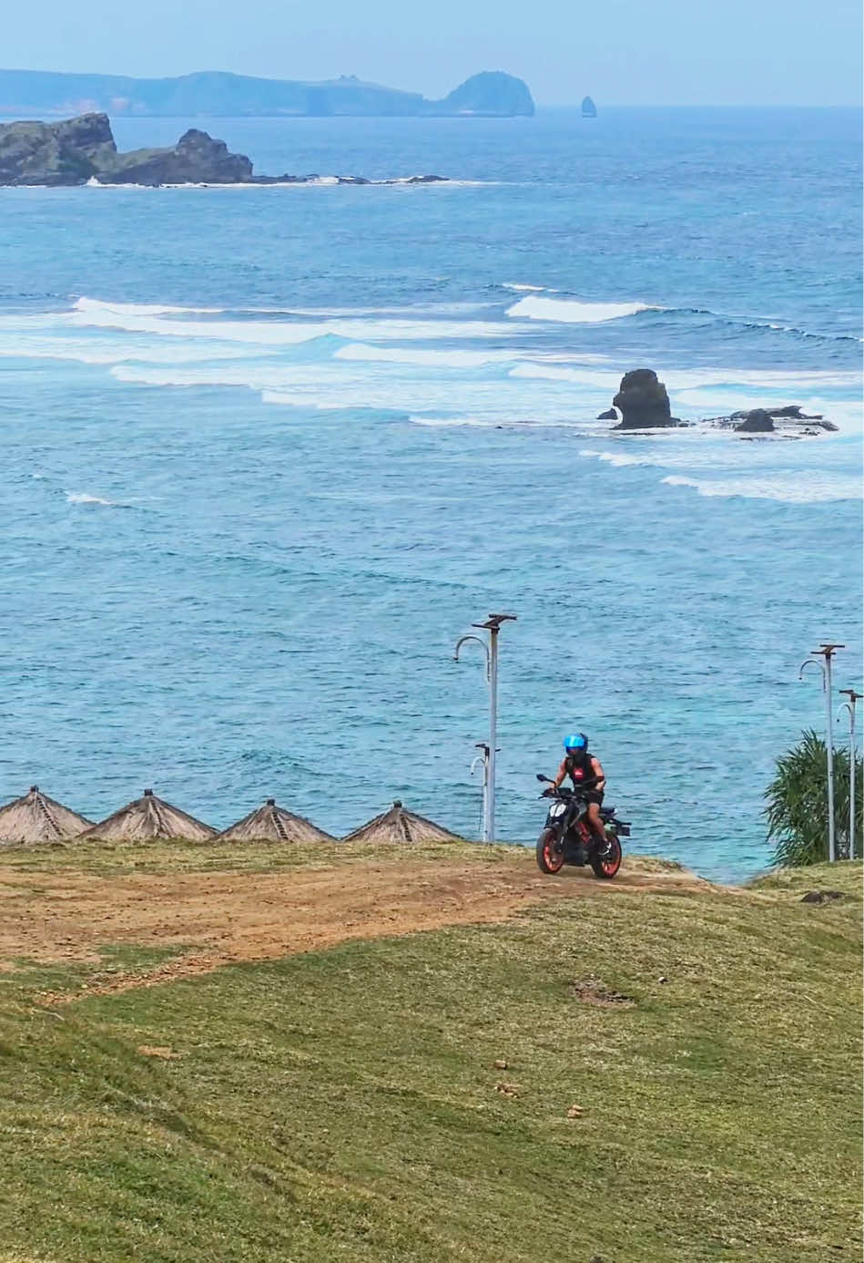 Hanya di bukit seger bisa bawa kendaraan sampai dipuncak bukitnya, apakah kalian ingin mencobanya? #lomboktraveler_ #fyp #lombok #wisatalombok #lomboktiktok #mandalika #serunyaliburan 