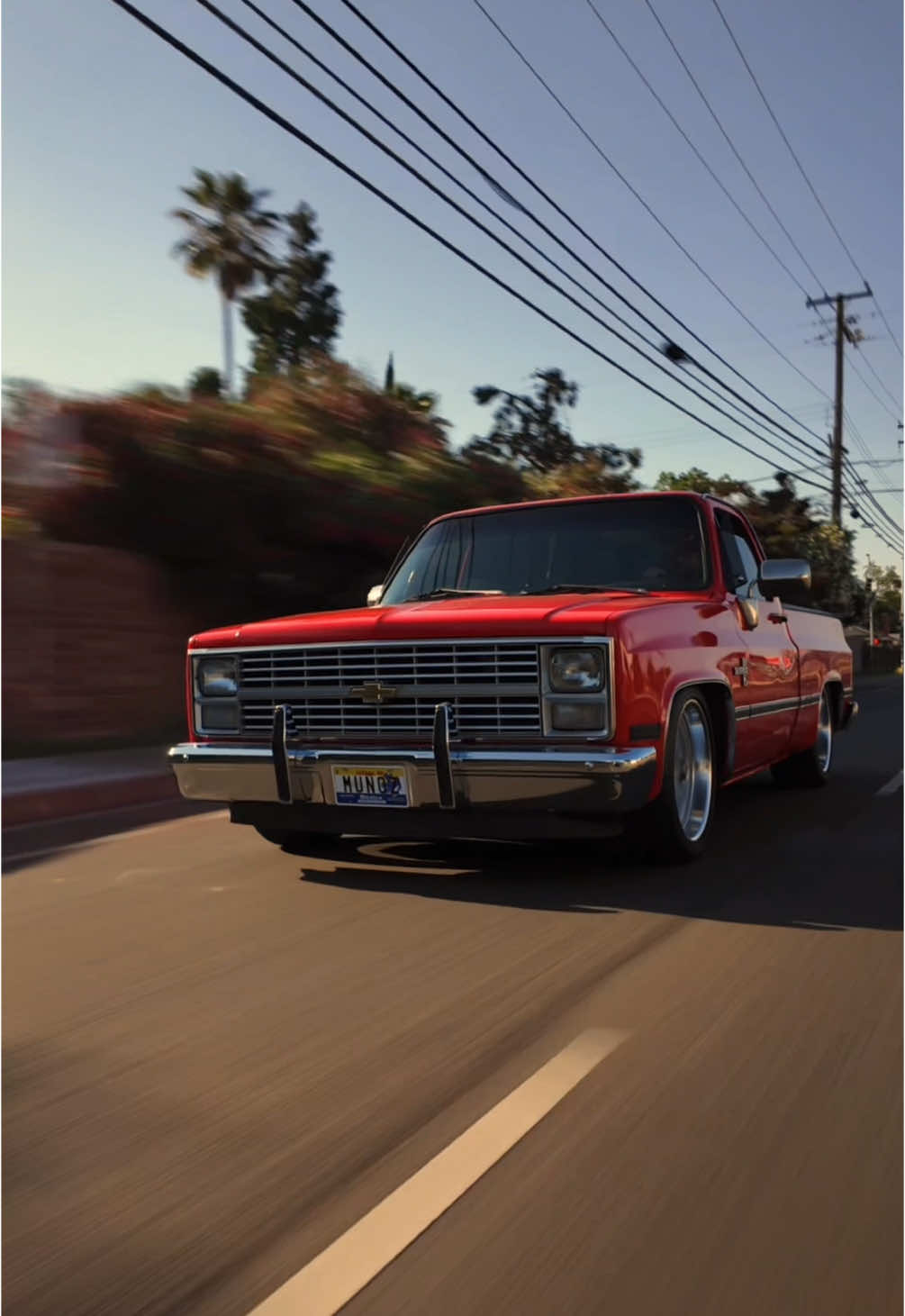 Taking it to the 80s 🎥 #trokastumbadas #lowtrucks #rollingshots #trokiando #droppedtrucks #corridos #trokasperronas #trocasclasicas 