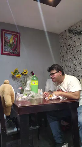 yo contándole mi día al pachon