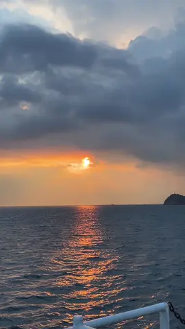 sunrise di kapal✨🛥️