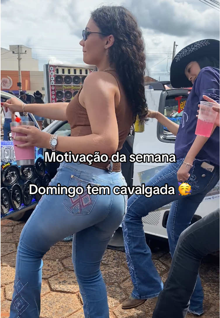 Domingo tem entreterimento 🤣 #cavalgada #rodeio #cowboy #country #agro #agroboy #eletrofunk #deboxe @mariazinhacoins 