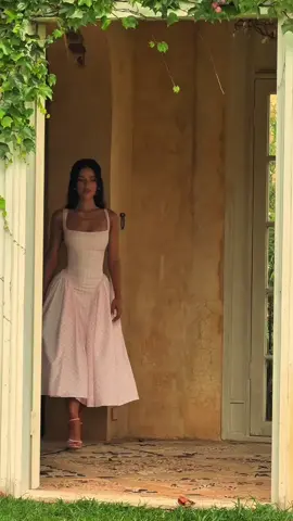 Beleza feminina 😍... #videoviral #elegante #lovestory❤️ #mulheres #vestidos #belezafeminina 