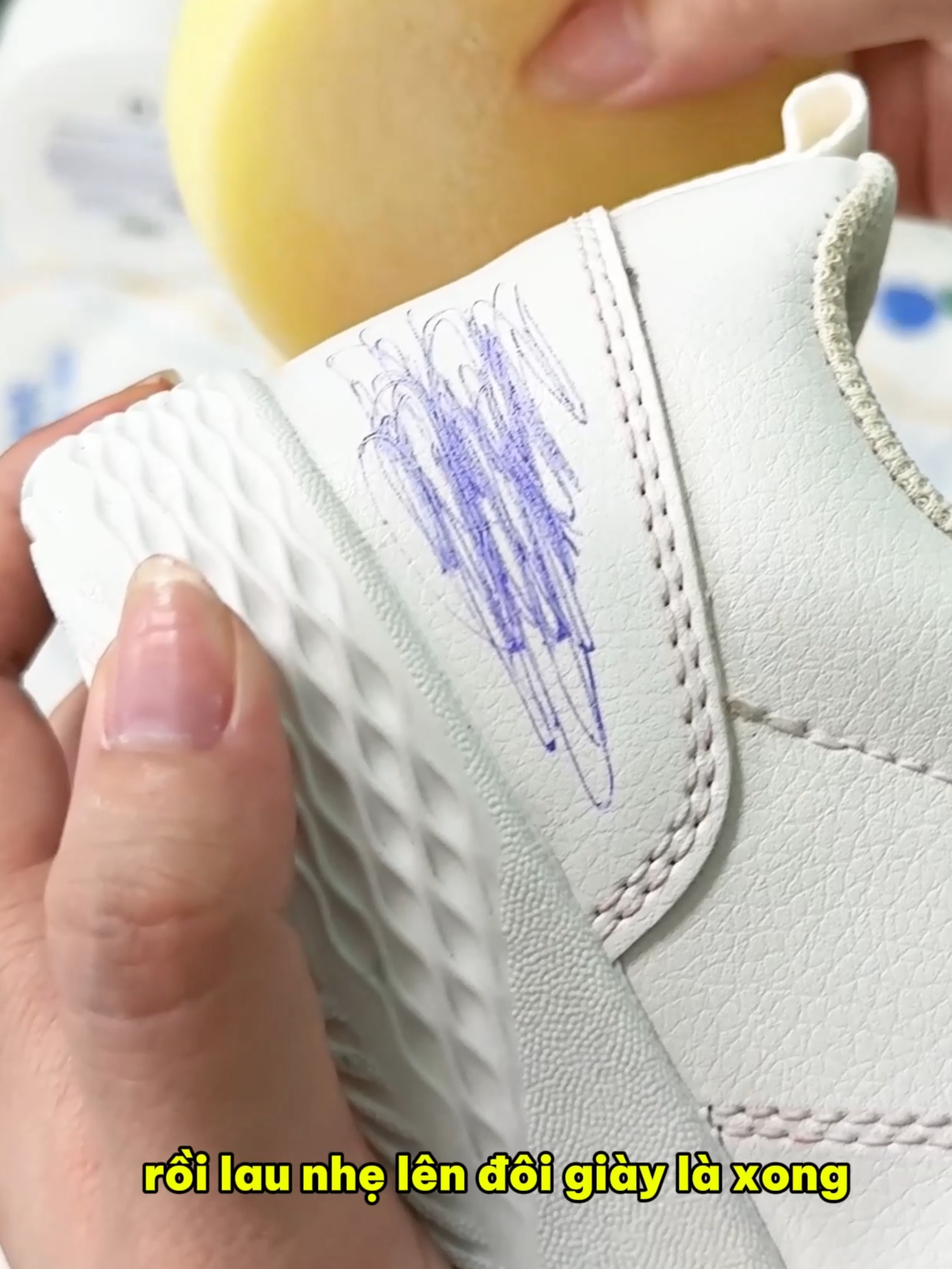 Nhà tôi ai cũng thích dùng sáp làm sạch giày đa năng này #xuhuong#vesinhgiay #saplamsachgiay #cleangiay #saplaugiay #sapvesinhgiaytrang #glitvn #glit