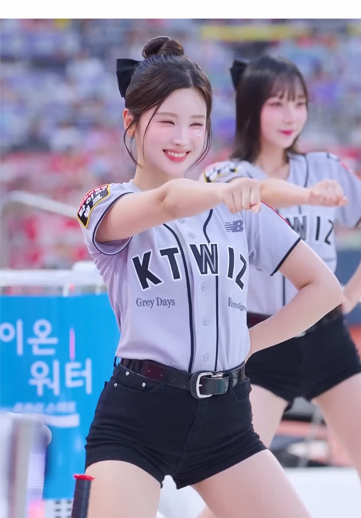 섹시포즈로 시작하는 아웃송 Hold Up #김정원 #치어리더