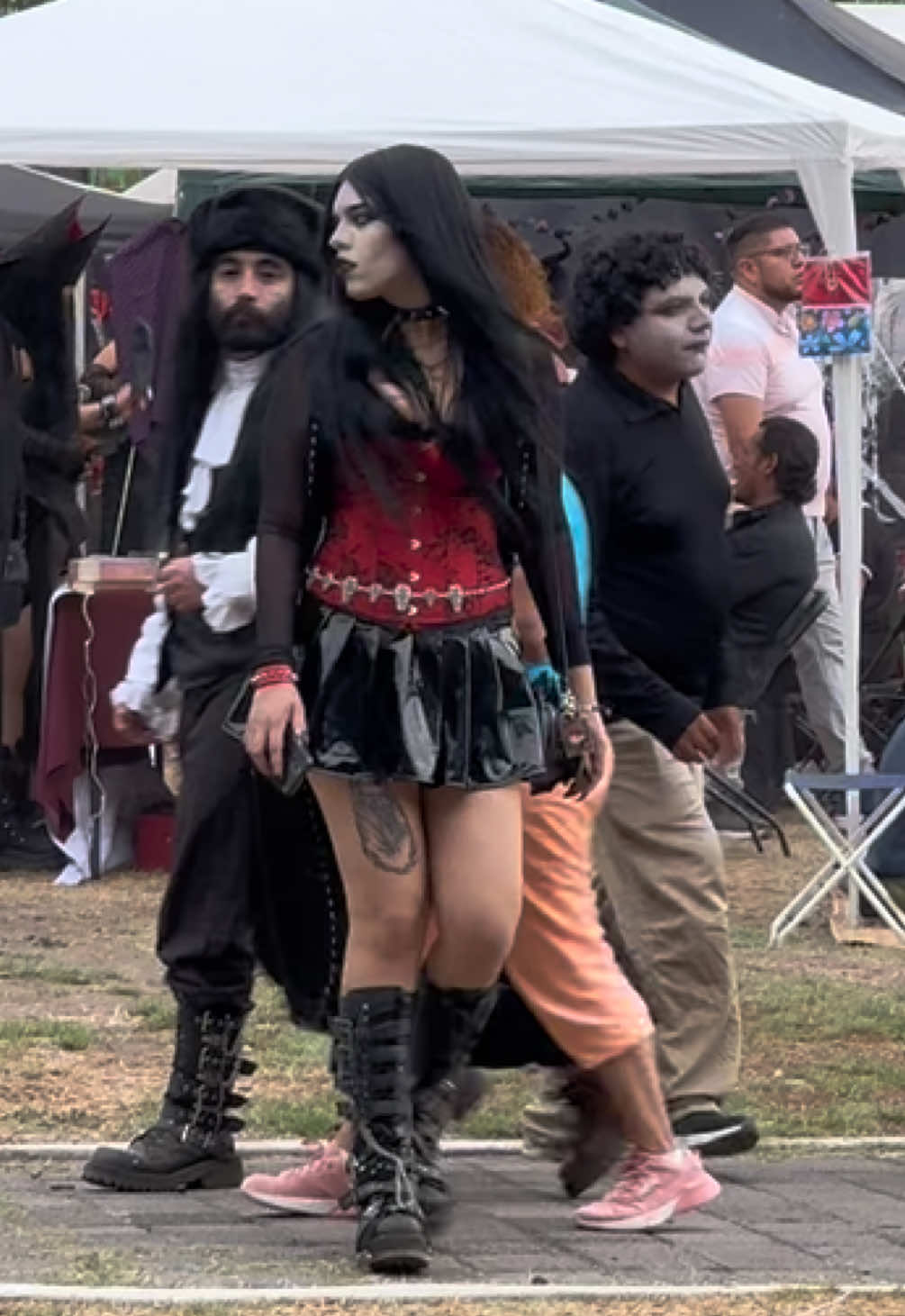 Rock It no Cuál fue tu Goth favorito?  Fui al picnic y estos fueron algunos de los autos que llevaban :0 . #rock #goth #gotico #gothic #gothgirl #gothicstyle #gothicfashion #vampire #gothfashion #longhairmen #gotica #alt #alttiktok #outfit #altfashion 
