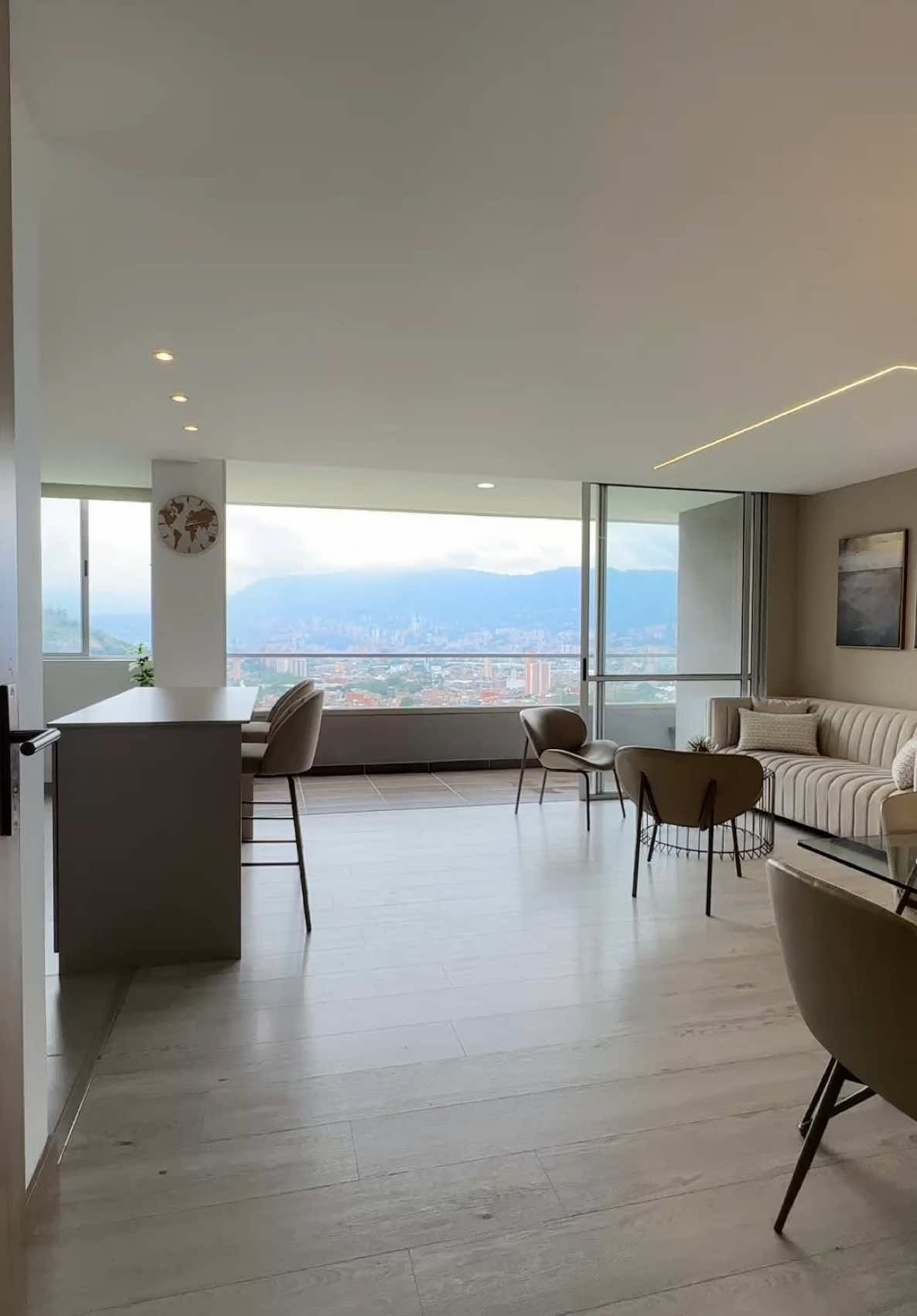 Tu apartamento soñado en un parque residencial que tiene espacios para ti y tu familia sin importar la edad 🫶🏼Amaras sus acabados, la vista a ciudad y zonas de reserva 🍀✨ 💵Valor: $805.000.000 Código E753 • Área: 98 m² • Sector: Suramérica • Habitaciones: 3 • Baños: 2 • Balcón • Cocina abierta • Sala - comedor • Estudio • Zona de ropas • Parqueadero doble lineal • Cuarto útil • Antigüedad: 2 años • Estrato: 4 . Portería 24 hrs Piscina de adultos y niños Cancha de squash Cancha de fútbol Juegos infantiles Salón social: 3 Zona de mascotas Gimnasio Turco . Predial: $1.600.000 anual Admin: $522.000 