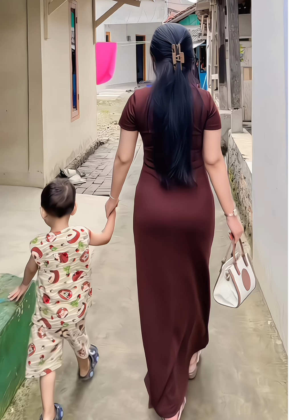 Selalu ngerasa cantik setiap pake dress, walaupun looknya simple tapi tetep elegant dan anggun, bahannya juga juara nyaman bgtt🫶🏻🤎 #dress #dressfitbody #dresscantik #dressoutfit #dressviral #hanafashion 