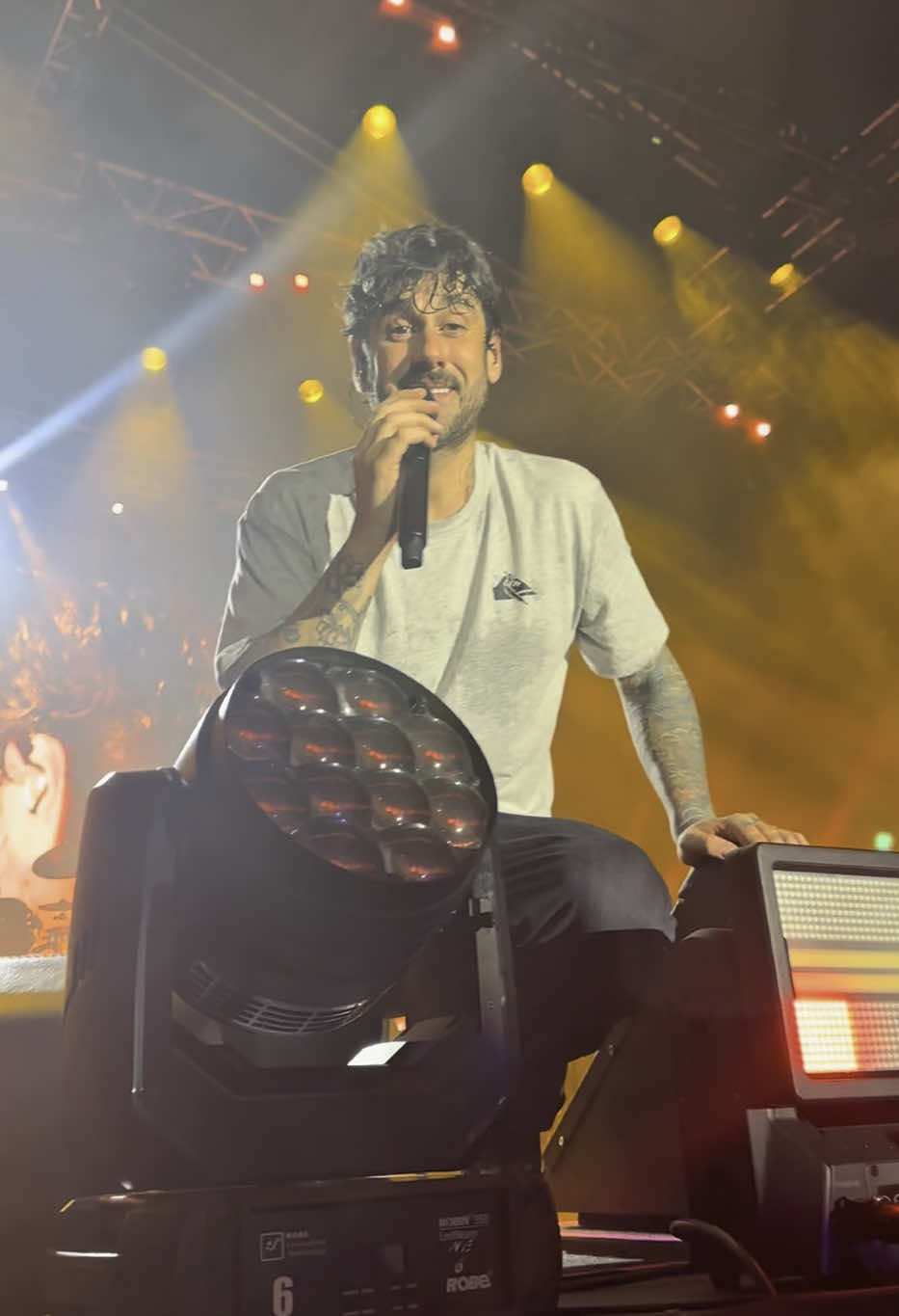 Melendi me miro a los ojos mientras cantaba 🥹 Sueño cumplo! Espero entrevistarlo algún día 💛 @Melendi #melendi #conciertomelendi #memiroalosojosmelendi 