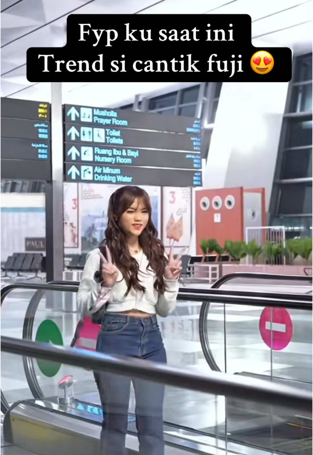 Geumes banget sih nenk 😍 @Fujiiian  #trend #trendfuji #eskalator #bandara #fuji #fujian #fouryoupage #trendvidio #viraltiktok 