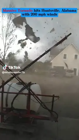 Please pray for everyone effected by today's tornado in Huntsville Alabama.  #pray #prayer #storm #family #today #Tuesday #Alabama #Montgomery #gump #tornado #live 