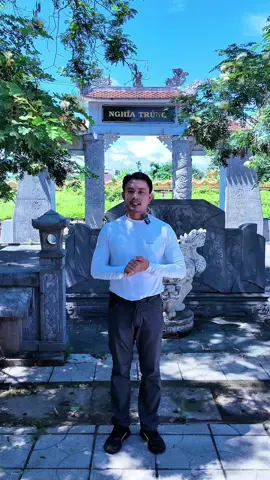 Một nghĩa trang cổ nhất Việt Nam. Một ngôi trường còn nguyên vết đạn. Tất cả chỉ cách nhau vài bước chân… Bạn đã từng đứng giữa hai chứng tích này chưa? ✨ Có những nơi không chỉ để ngắm, mà để lặng người suy ngẫm… #quioidithoi #nghiatrungdan  #truongbode  #ditichlichsu #lichsuvietnam #reviewditich  #Che#checkinquangtri #dulichtamlinh  #tiktokvietnam #explorevietnam#fypryoupage 