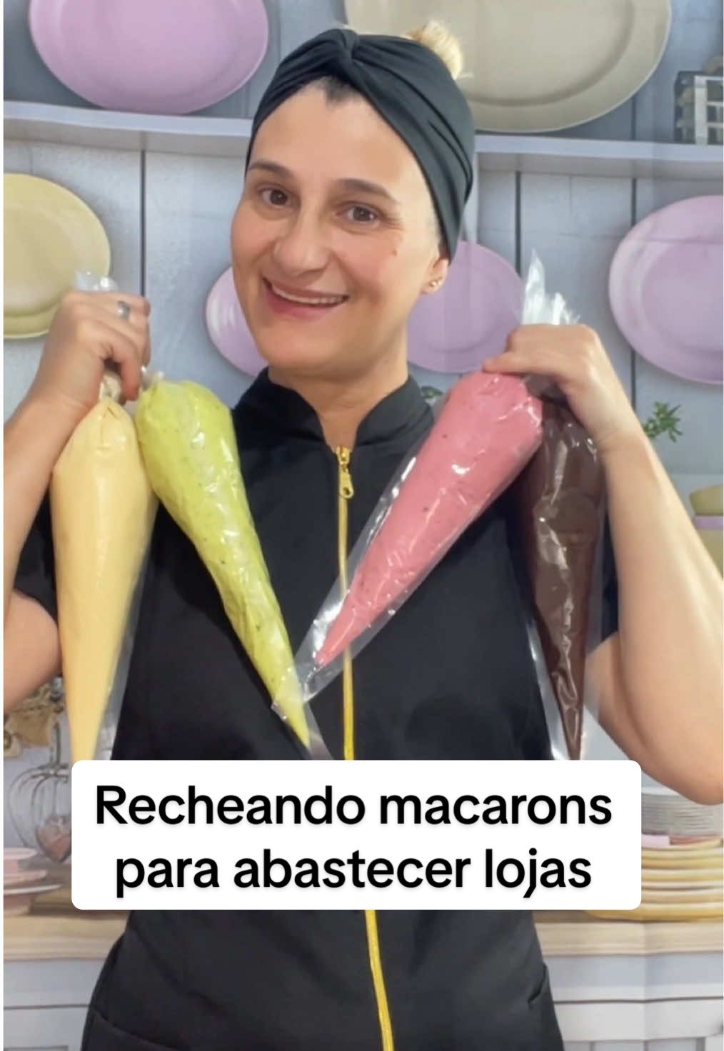 Recheando macarons, rotina diária aqui no ateliê. Etapa IMPORTANTE no  processo 😋 #fouryou #macarons #macaron #recheio #processodeprodução #rotinadiaria 