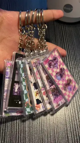 Mau kasih sesuatu yang murah tapi tetep berkesan?😧 Gantungan kunci photostrip jawabannya! Bisa custom foto sendiri, cocok buat kado sahabat, pasangan, atau keluarga. Buat yang mau bisa dm ya, harganya 10k an saja💃😍 #fyp #masukberanda #fypage #keychainphotostrip #keychain #ganci #gantungankunci #gancicustom #photostrip #photobox #custom #viral #hadiah #kado #barangunik #aesthetic 