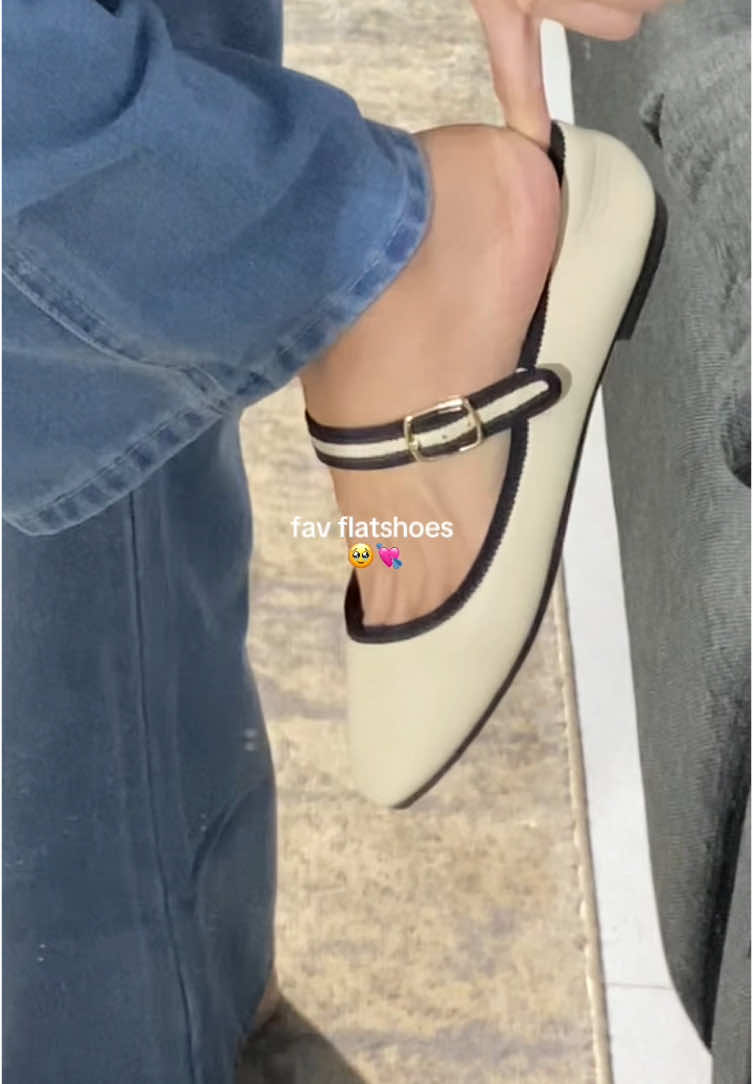 Flatshoesnya lentur, enteng, super nyaman bgt dipke seharian penuh 😚💘 #flatshoes #sepatuwanita #flatshoescantik #fyp #footwear 