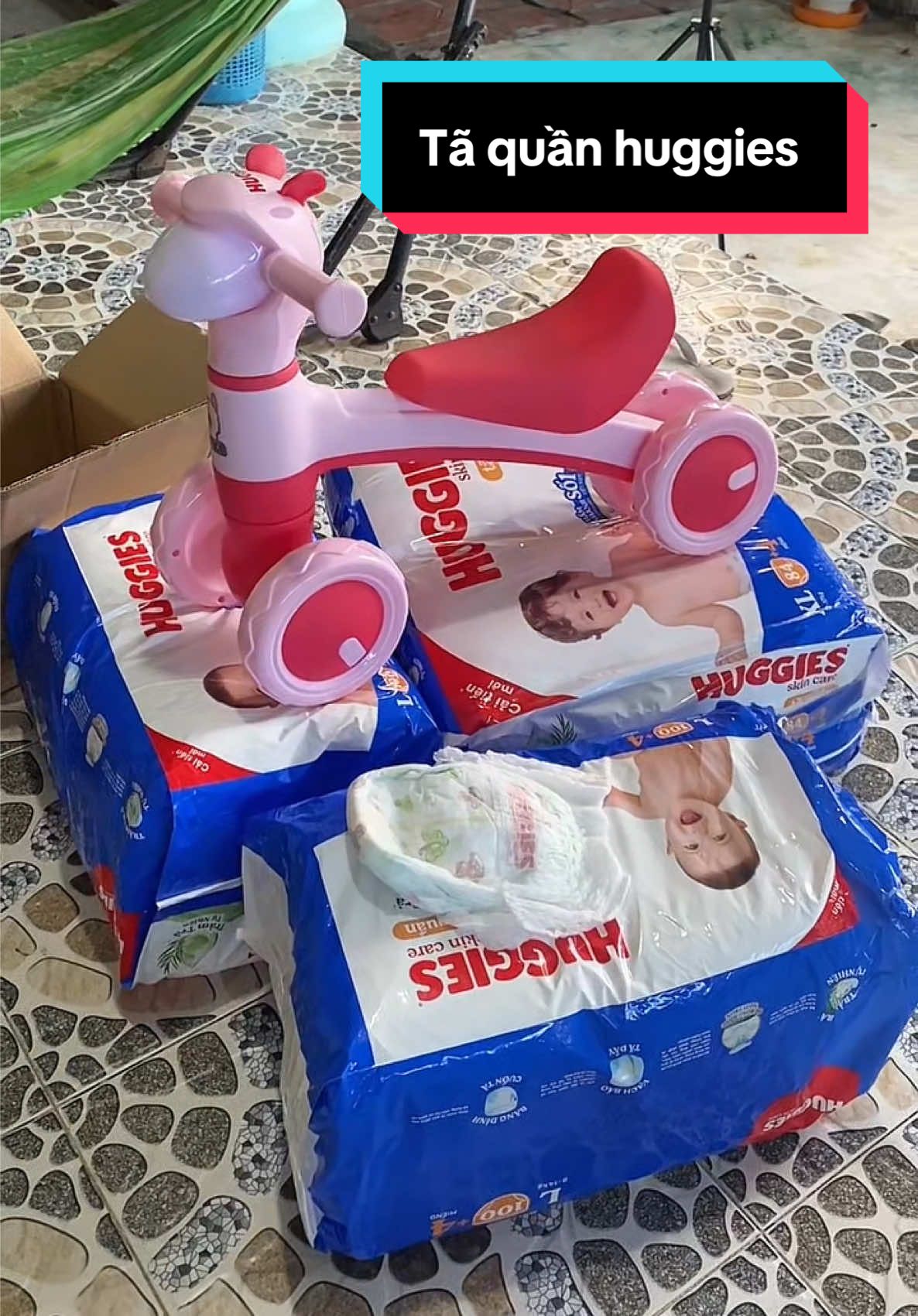 Mua tã tặng quà nè mấy mom . Mua tã cho con chưa mấy bà ơi #taquanhuggies#taquantramhuggiestramtratunhien #taquanchobe #huggies 