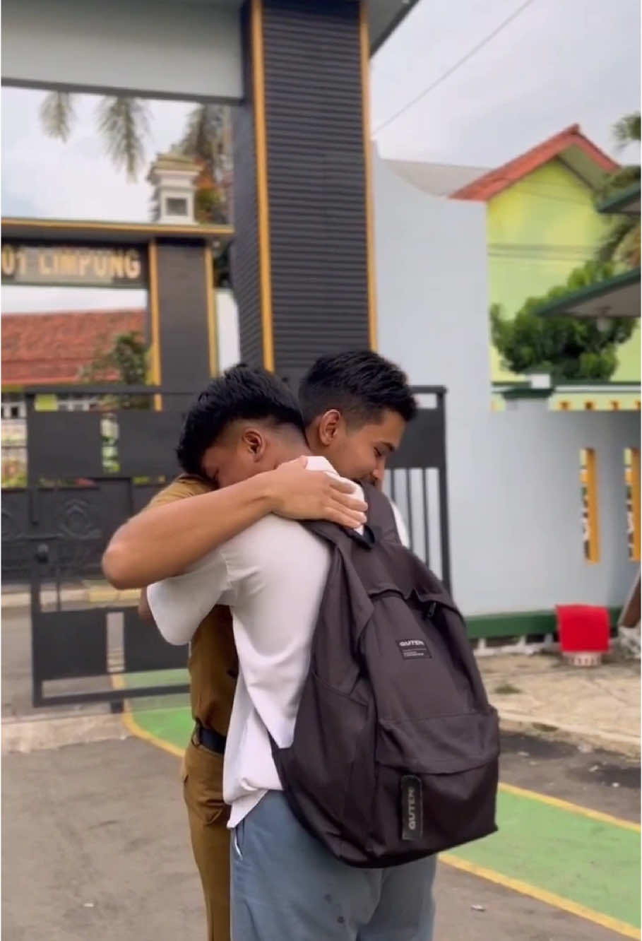 Sukses selalu kalian 🫂 . . #perpisahan #perpisahansekolah #goodbye #siswa #guru #gurutiktok #gurumuda #gurumurid #gurukreatif #gururandhawa #gurusenibudaya #guruhonorer #gurudanmurid #asn #asnmuda #siswasma #muridke #student #studentlife #studentsbelike #putihabuabu 