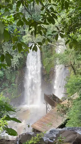 Di balik gemuruh air terjun, aku menyembunyikan rindu yang tak pernah reda. • Pernahkah kamu merasakan rindu yang tak terucap? #curugcinulang #curugcinulangcicalengkabdg #alam #explorebandung #wisataalam #fyp #fypage 