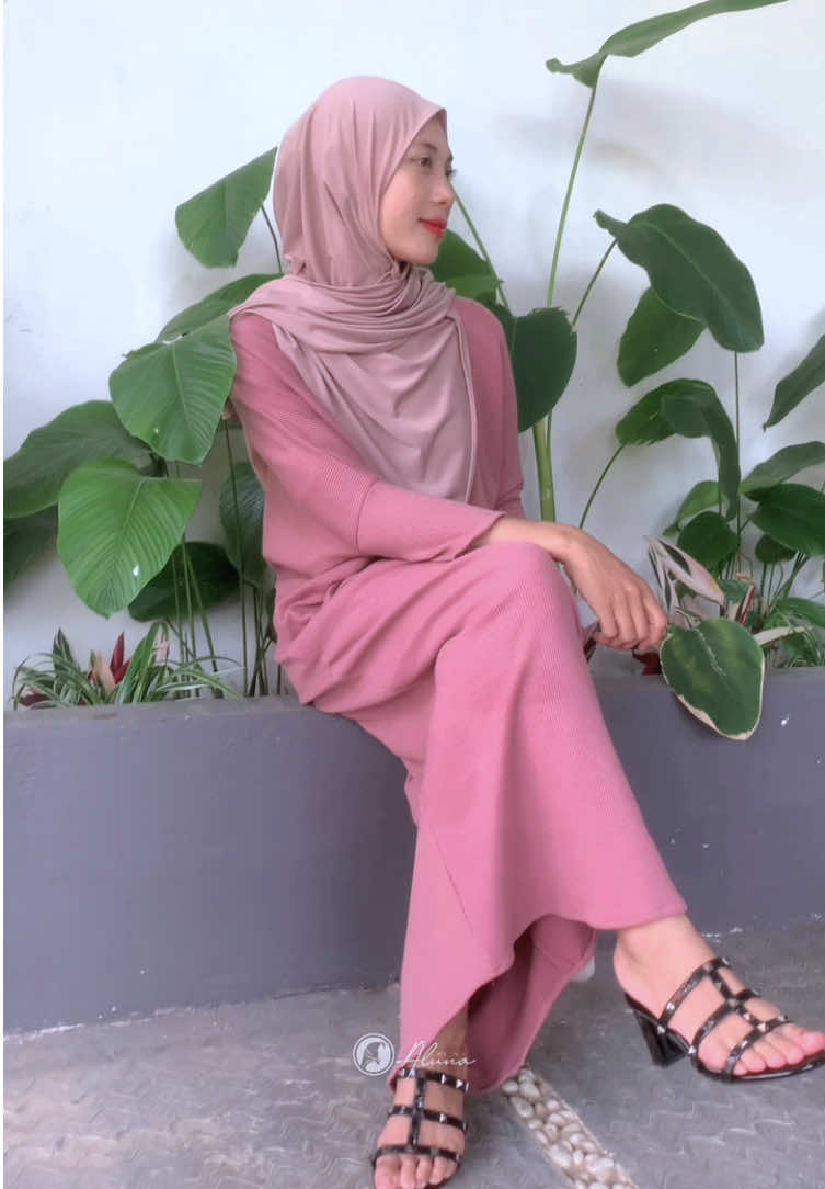 Clara dress knit yang buat tampilan syar’i tapi tetap stand out ya bestt 🥰😍 #HIJABALUNA #claradress #dress #outfit #style #OOTD 