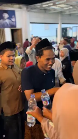 Momen Rombongan Ibu2 Antri Buat Cium Tangan Dan Bawa Air Buat Dapat Berkah Dari Tangan Gus Elham Yahya Ada yang pernah minta juga kah disini? 🤔 🎥 source : danawidya_22