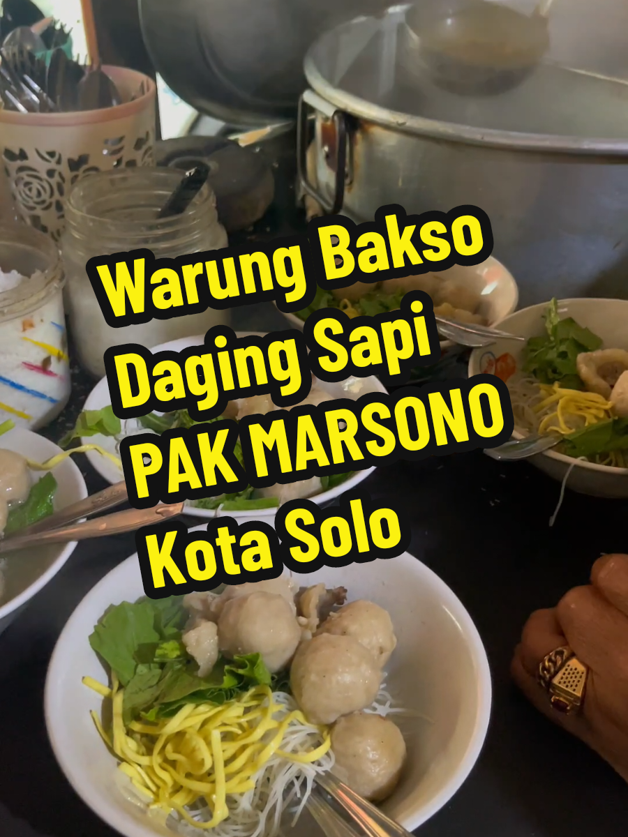 Bakso Daging Sapi legend di Kota Solo nich..👌👍🥰 Sudah berjualan bakso mulai tahun 70an berawal dari jualan keliling sekarang sudah banyak pelanggannya baik dari dalam Kota maupun dari luar Kota Solo. Proses masaknya masih mempertahankan konsep tradisional menggunakan batu arang sehingga mempunyai cita rasa khas dari bakso pada umumnya. Daripada penasaran yuk cobain warung bakso legend yg satu ini ya.. 🥰😘👍😍 📍Bakso Daging Sapi Pak Marsono 🏠Jln. Veteran No.149, Danukusuman, Kec. Serengan, Kota Solo 🕓10.00 - 21.00 WIB Maps : Bakso DAGING PAK MARSONO #solokuliner #kulinersolo #wisatakuliner #kulinernusantara #kulinerindonesia #kotasolo 