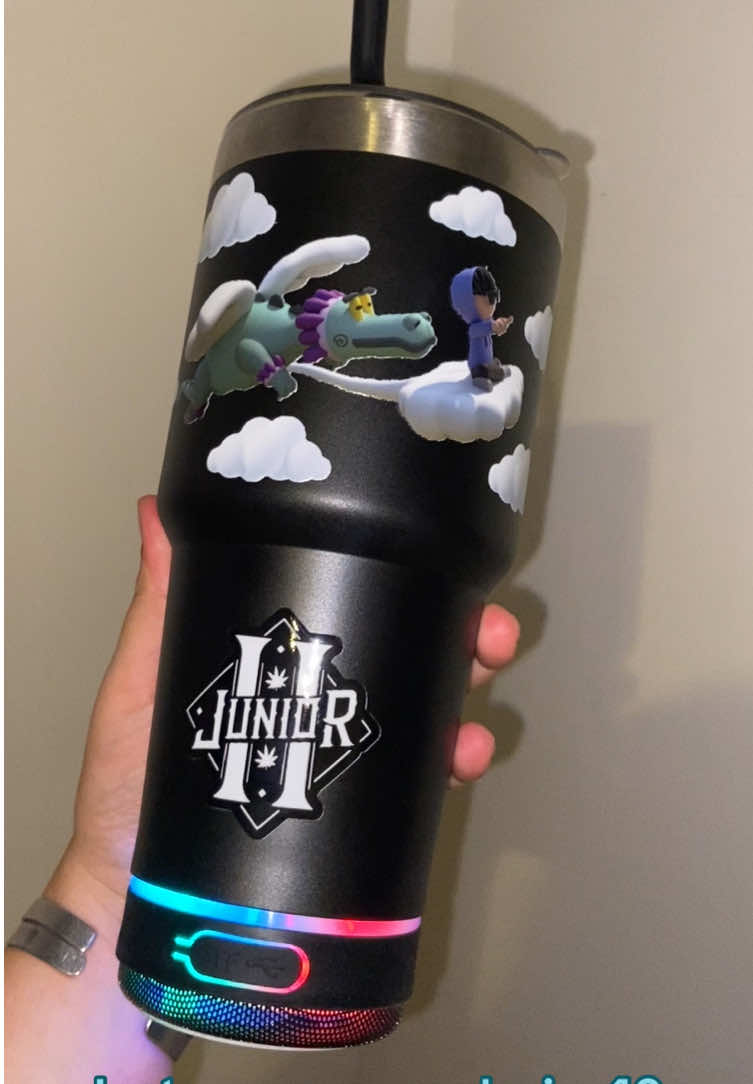 TERMO PERSONALIZADO CON BOCINA BLUETOOTH de JUNIOR H SAD BOYZ 🌧️ ☔️ + cargador  + popote y contamos con + de 7 colores disponibles🥤 para que en todo momento escuches LAS MEJORES CANCIONES🔥 🎁 Agrega tu nombre GRATIS!  #bocina #fyp #bocina #regalos #bocina #fyp #regalos #juniorh #juniorh_oficial_ #sadboy #sadgirl #termopersonalizado  
