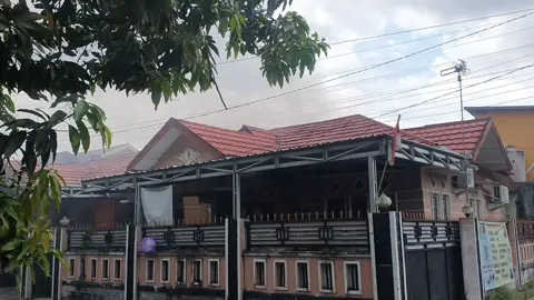 #CapCut #kebakaran #Banjarmasin#pemadamkebakaran terjadi kebakaran di Banjarmasin tepatnya di purnasakti jalur 10 kompleks surya sakti pada hari rabu 21 mei 2025 sekitaran jam 10/11 , warga setempat langsung mnghubungi pemadam kebakaran dan langsung di respon dengan sangat cepat kurang dari 10 menit pemadam kebakaran tiba di lokasi langsung memadamkan api