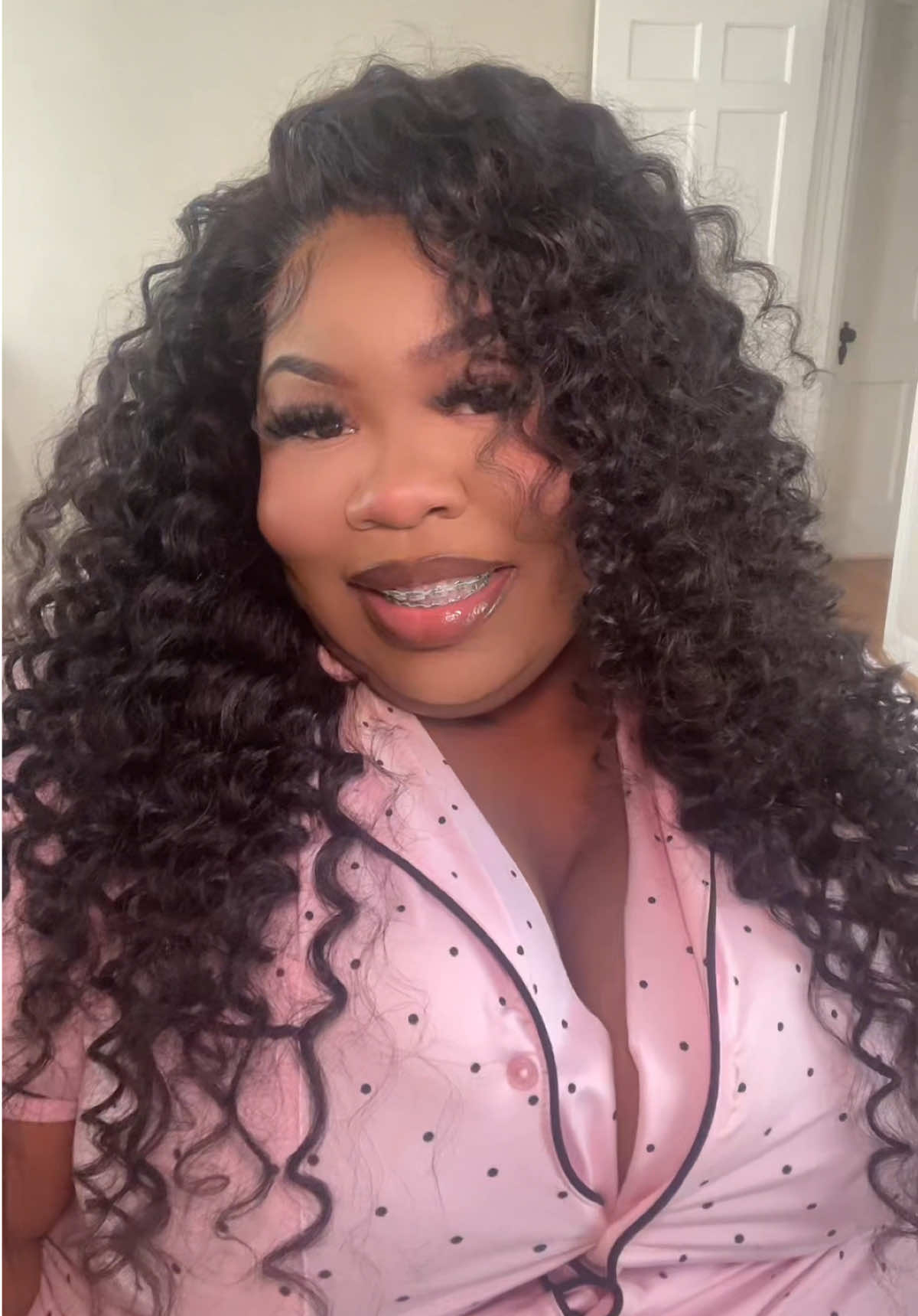 I love me some wand curls so bad 😍😍😍 for this look shop with @SewinQueens Luxury Extensions this is her “SUMMER CURLY” glueless unit. The length is 26 inches. I straightened the hair first then used my wand curler for a more voluminous look! LOVE IT! 😍 for 40% off use code: MONIQUE