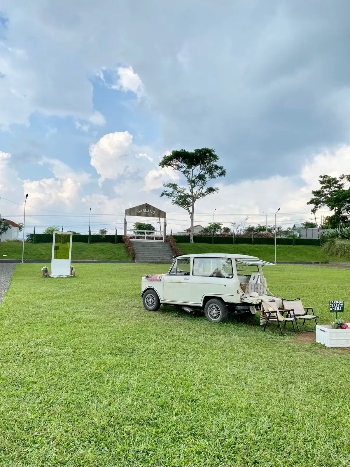 cantikk bgt, harus kesini lg pas ga ujan 📍 Garland Barnville #PlacesToVisit #placetogogarut #garlandbarnville #trip