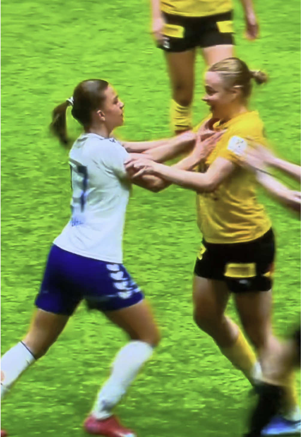 Mari Nyhagen vs Nadia Tahirukaj #fyp #brightsidegirls 