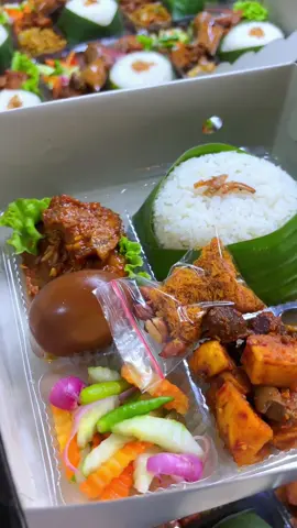 #fypシ゚ #mamaqimcatering #kulinertrenggalek #dapoermamaqim #nasibox #trenggalek24jam #trenggalekviral🍃💞 #rendangdaging 
