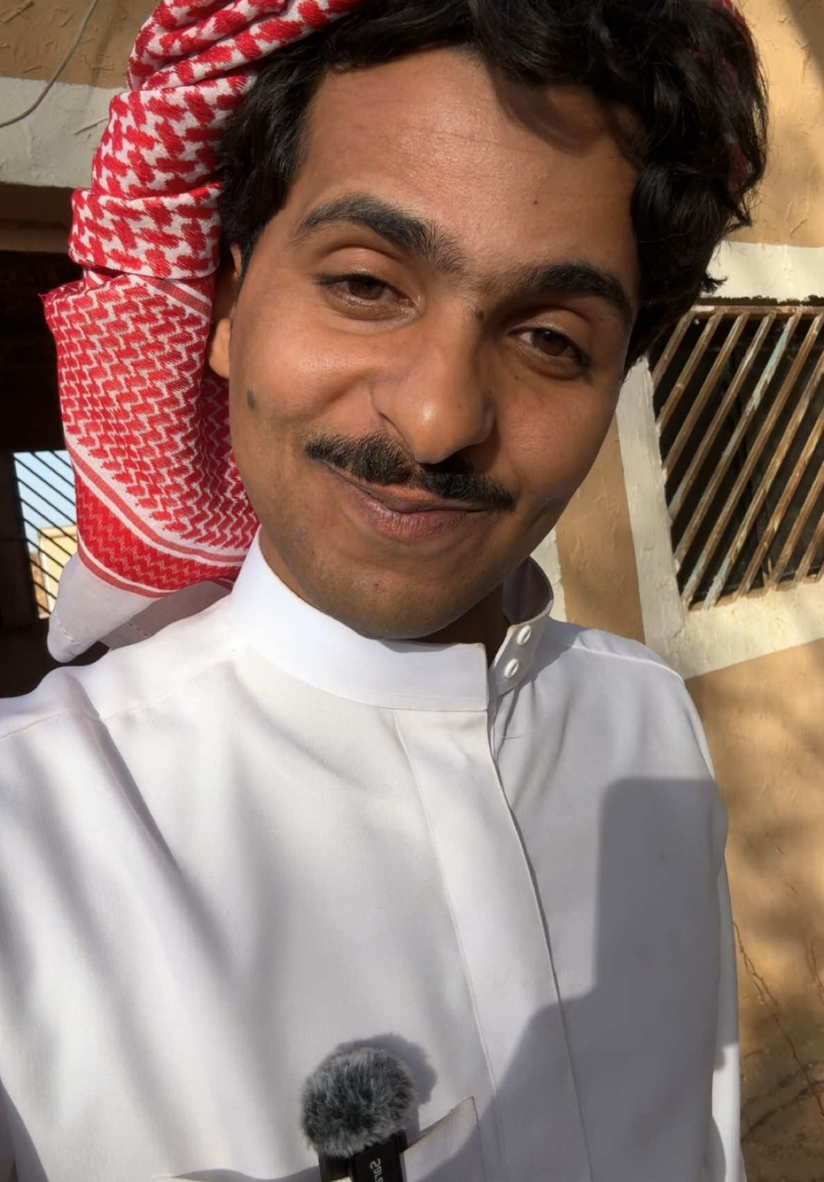 تواضع وْخلك مع العالم وفيّ حتى لو تْعيش بْمناصب وبْغناه لايخدعك زين الحياه وتكتفي لابد ماتحتاج واحد بالحياه #راكان_النعيم 