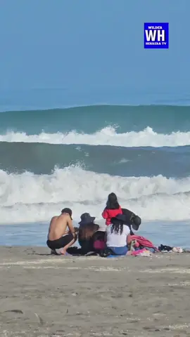PUNTA DE BOMBON Un grupo de personas disfrutan de la playa hoy martes