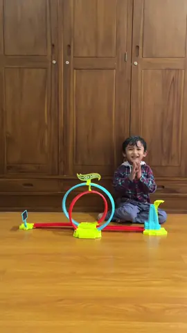 Anak super happy dikasih hadiah trek mobil balap Hot Wheels Neon Speeders Laser Stunt  Slamway Playset 🥳 @Hot Wheels Indonesia #hotwheels #hotwheelscollections #hotwheelstrack #hotwheelsindonesia #hotwheelsdaily #hotwheelshunter #hotwheelscollector #trackhotwheels 