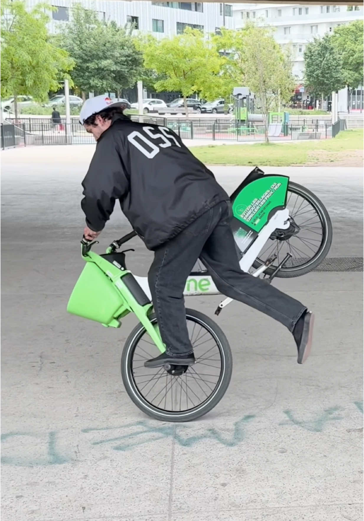 proof that it’s not the bike that matters 😤 @Matthias #bmx #flatlandbmx #flatland #bikelife #rentalbike 
