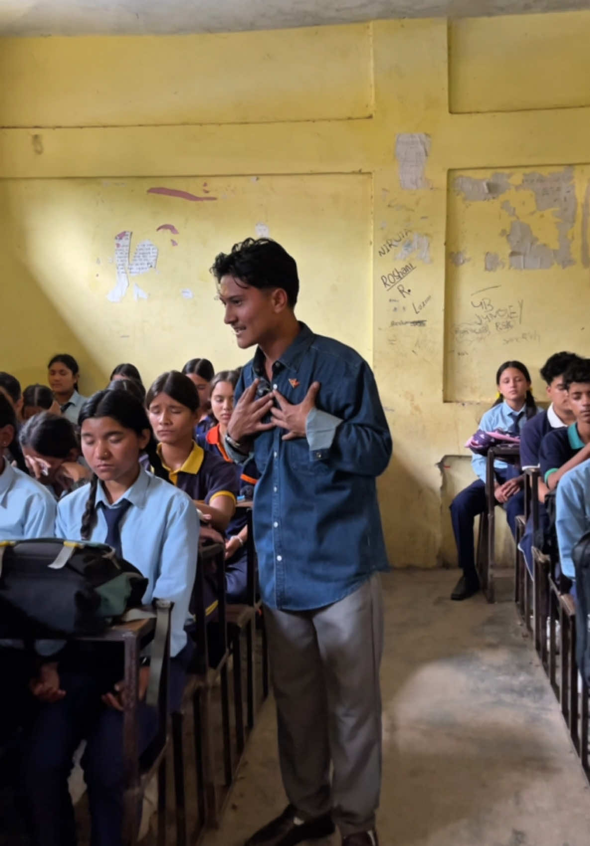 हाम्रो आमा बुबाले हाम्रो मुहार हेर्दा, उनीहरूले केवल अनुहार मात्र होइन—आफ्नो सपना, माया र मेहनतको प्रतिबिम्ब देख्नुहुन्छ।  हाम्रो हाँसोमा उनीहरूको खुसी लुकेको हुन्छ, हाम्रो आँखा भित्र उनीहरूले आशा र उज्यालो भविष्य देख्नुहुन्छ। हामी सफल हुँदै गएका छौँ भने त्यो उनीहरूको त्याग र अटल विश्वासको फल हो। हामी गलत बाटोमा हिँड्दैछौँ भने, उनीहरूको मुहारमा चिन्ता होइन, सधैं सम्हाल्ने करुणा देखिन्छ। हामीलाई हेर्दा, उनीहरू आफूलाई देख्छन्—हाम्रो हरेक संघर्ष, हरेक जित, हरेक आँसु र हाँसोमा उनीहरूको अस्तित्व मिसिएको हुन्छ। हाम्रो प्रगति नै उनीहरूको सबैभन्दा ठूलो गर्व हो।  हामीले हरेक दिनको सुरुवात आमा बुबाको सपना पुरा गर्ने संकल्पका साथ गर्‍यौं भने—त्यो नै हाम्रो सच्चो कर्तव्य र उनीहरूको लागि सच्चा सम्मान हुनेछ।#YouthEmpowerment #InspirationSession #FutureLeaders #student #awareness #youth #motivation #surkhet #surkhetmuser🇳🇵 #nepal #nepalimuser #motivation #fyp #foryou #foryoupagee #nepalitiktok #creatorsearchinsights #nepalitiktok #tiktokviral #goviral 