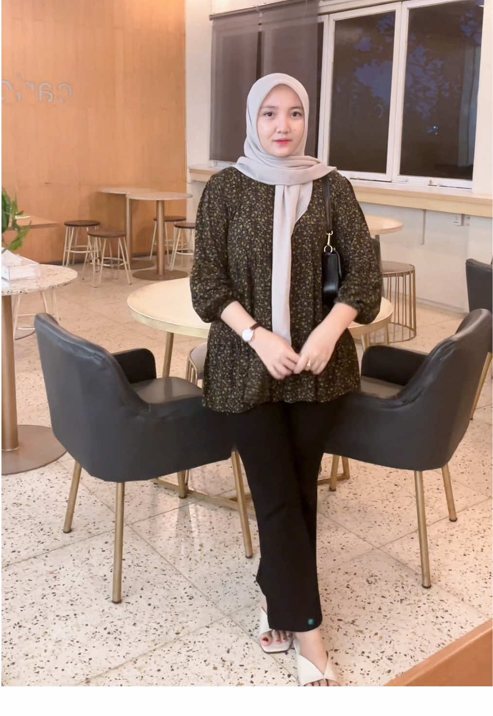 Cakep bgt atasannya #kamalin #onellablouse #blouse #blousewanita #atasanwanita #blousekemeja 