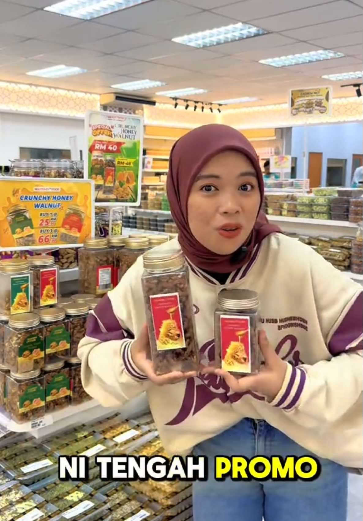 ✨ PROMO CRUNCHY HONEY WALNUT! ✨ 🥜🍯 1 botol kecil hanya RM25 🥳 3 botol kecil cuma RM66 – jimat lebih bila beli banyak! 🎉 Botol besar dari RM48 kini HANYA RM40! 😍 📍 Promosi ini SAH untuk pelanggan walk-in di Mahnaz Food sahaja! Jom cepat datang dan nikmati kelezatan walnut berbalut madu yang rangup ni! 💛🛍️ #MahnazFood #CrunchyHoneyWalnut #promo 